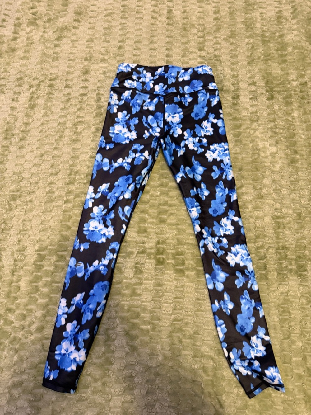 Fabletics Medium Black Leggings with Blue Floral Print - Picture 9 of 13